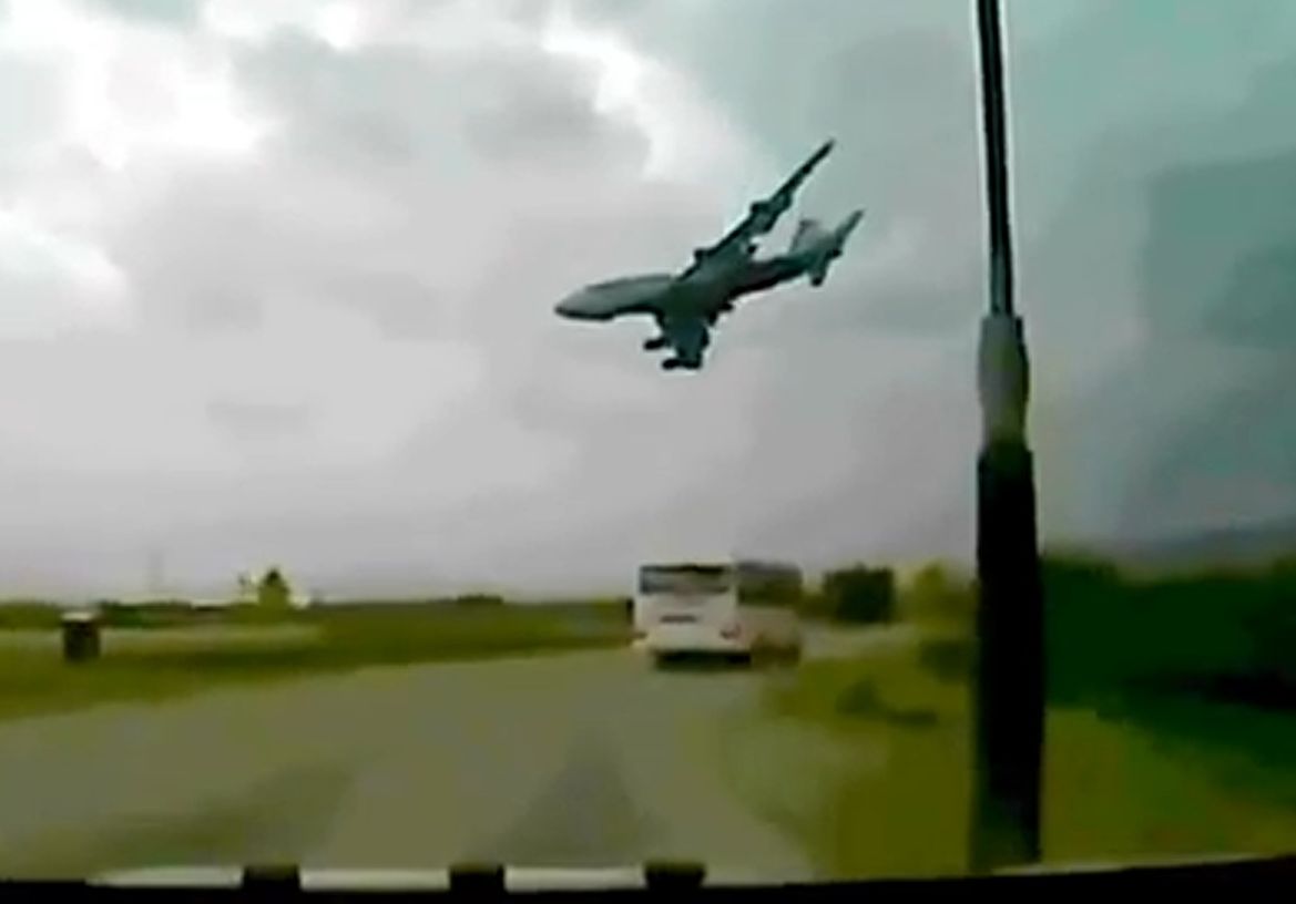 Вижте как се разбива "Боинг 747" в Афганистан (ВИДЕО)
