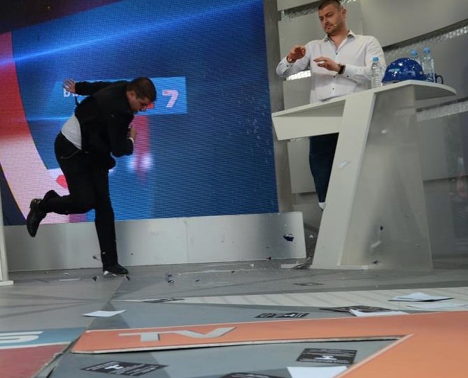 Гербер строши чаша в краката на Бареков и напусна подивял сцената!