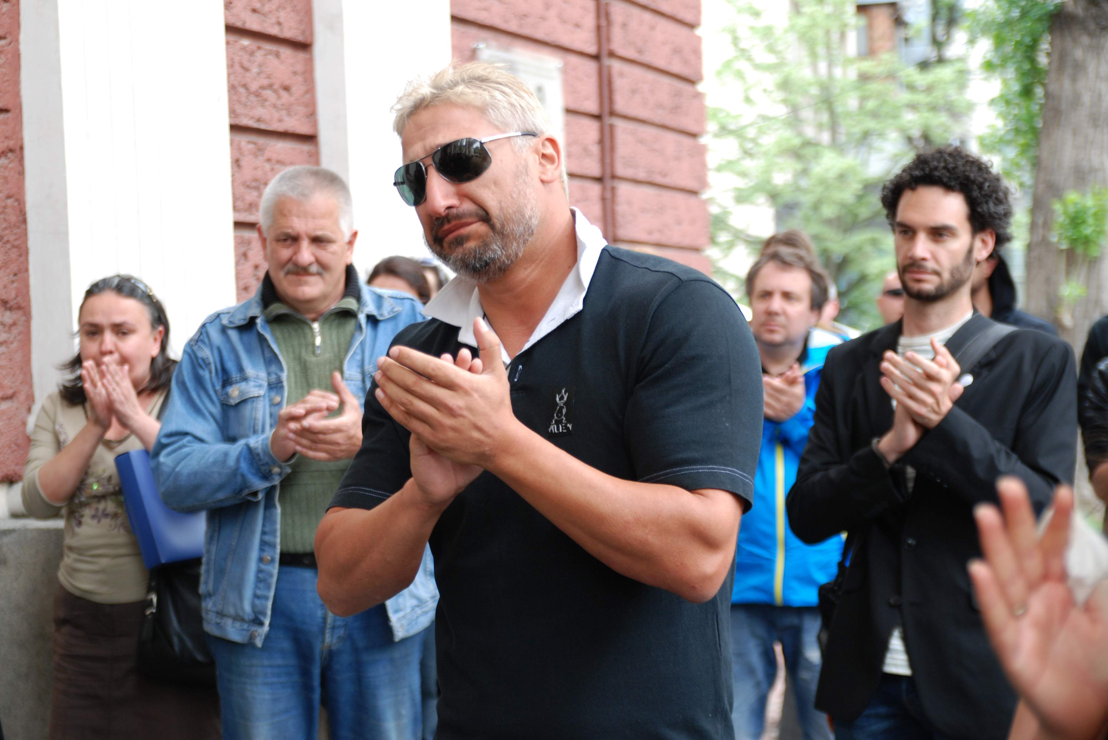 Сашо Морфов и Валери Йорданов изнесоха ковчега с Чочо (ГАЛЕРИЯ)
