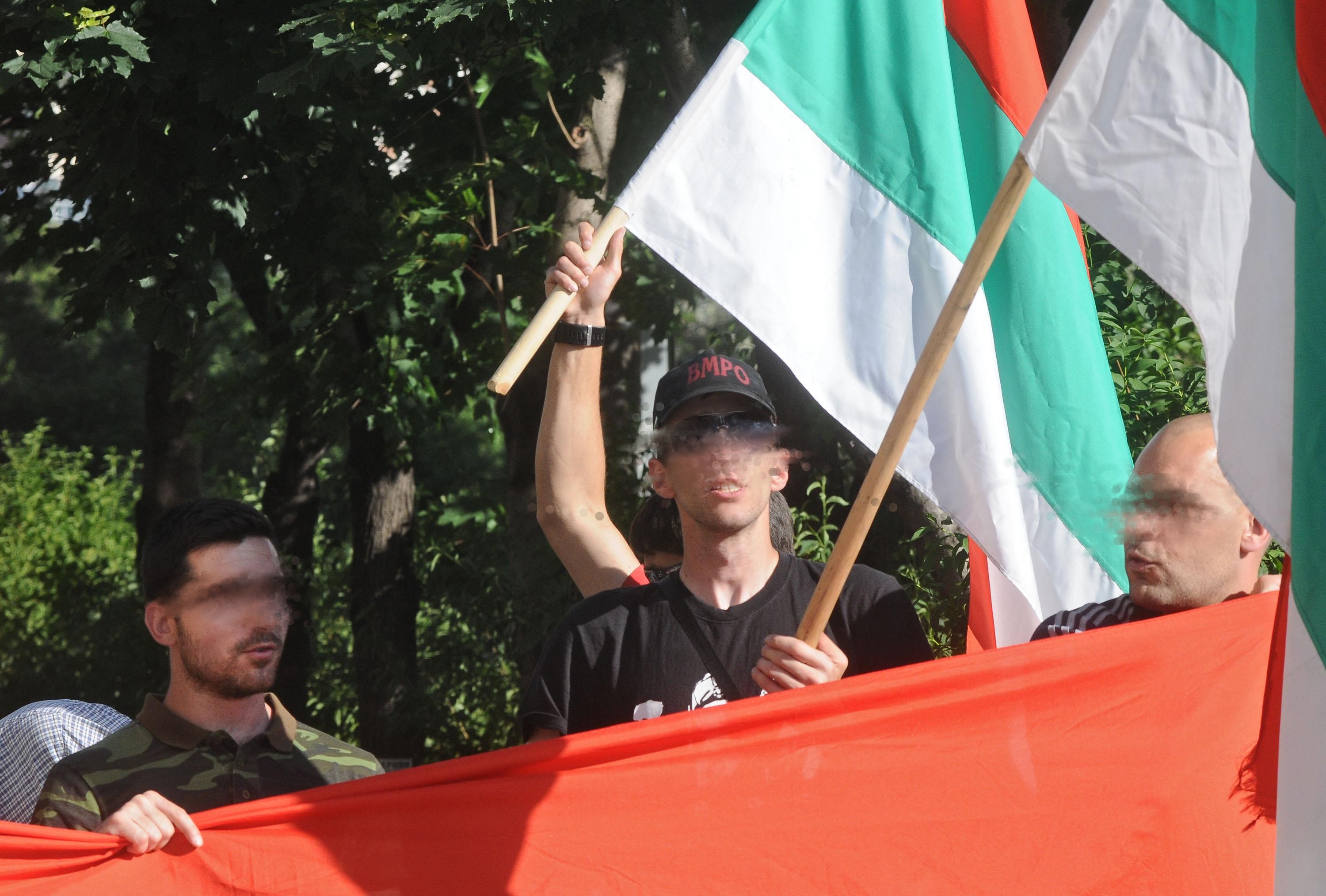 Варненци замеряха с яйца партиен офис заради фалшивите бюлетини