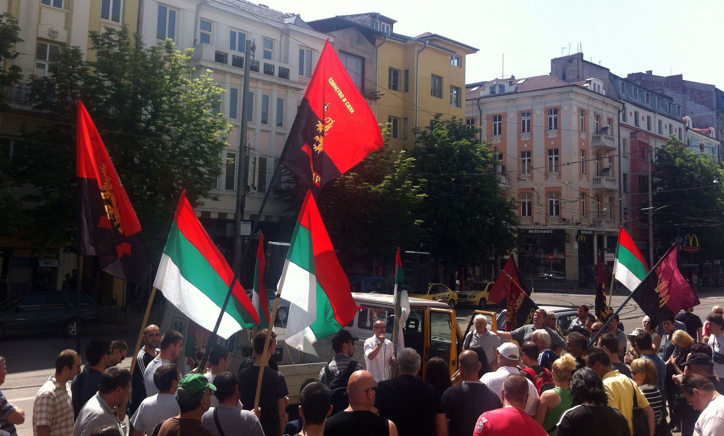 ВМРО пак обърнаха знамената пред Сметната плата  