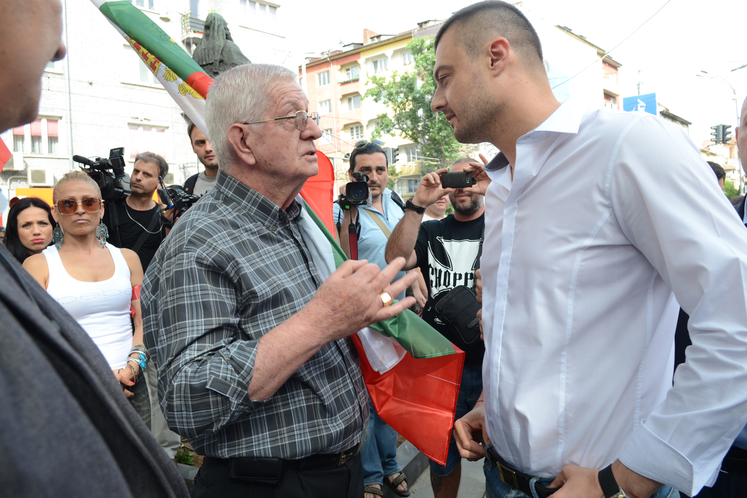 Бареков на протест срещу политиката на "свалени гащи" на Борисов