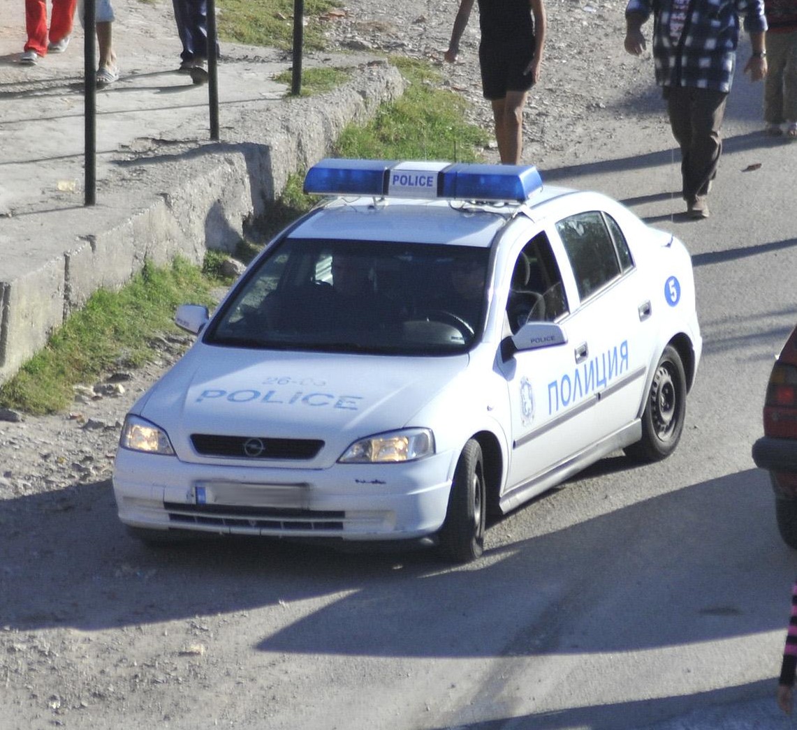 Понито усмирява с табуретка пияни побойници 
