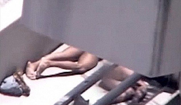 Жертвата на канибала от Маями се учи да свири на китара (ВИДЕО)