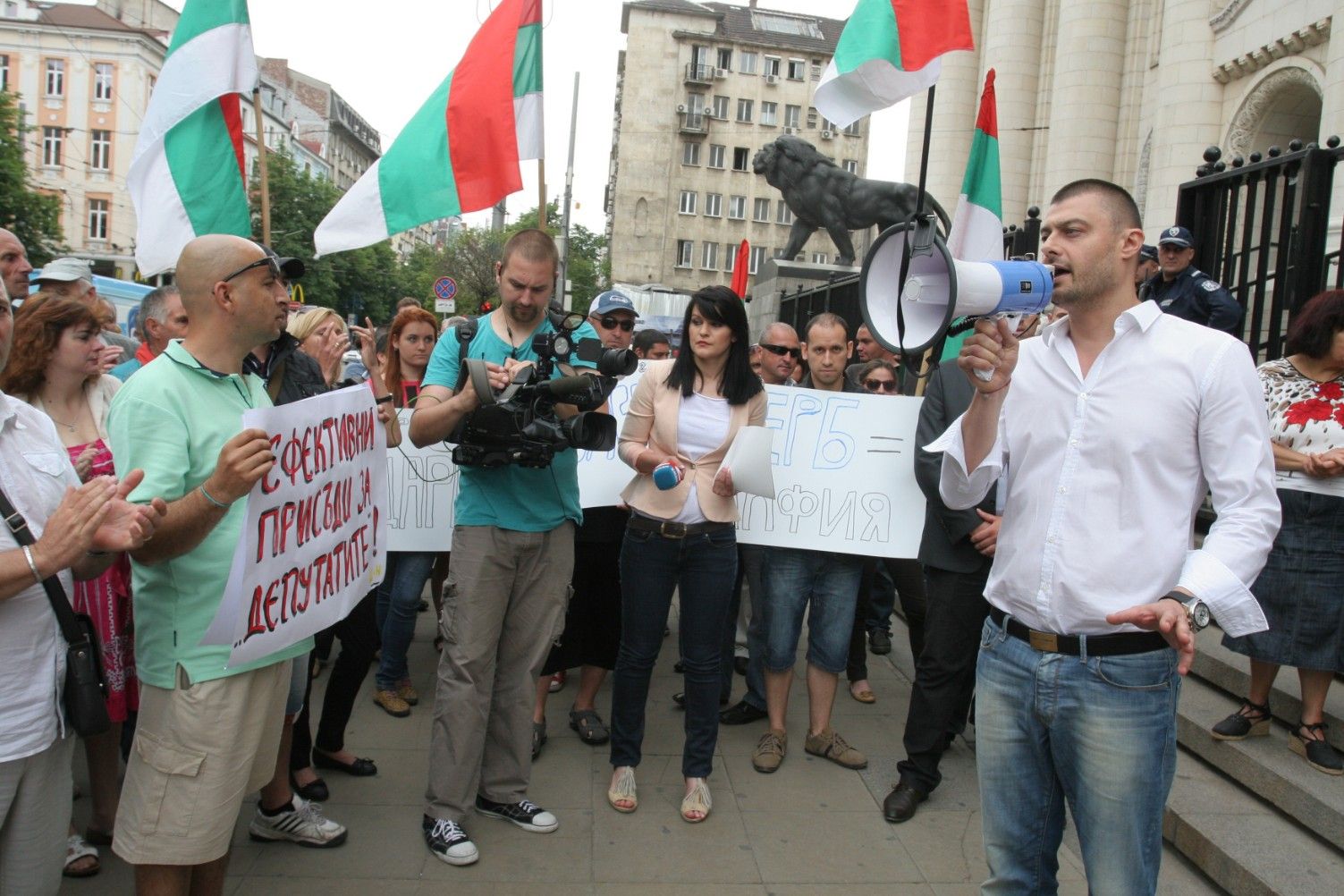 Подкрепят Цацаров на протест с обърнати знамена