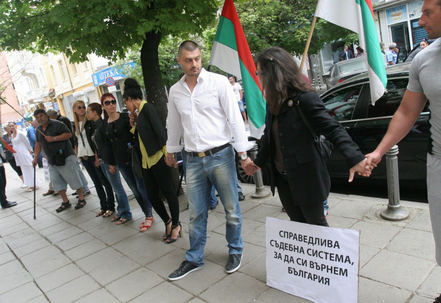 БЛИЦ TV: Протестът в подкрепа на Цацаров премина под прозорците на президента