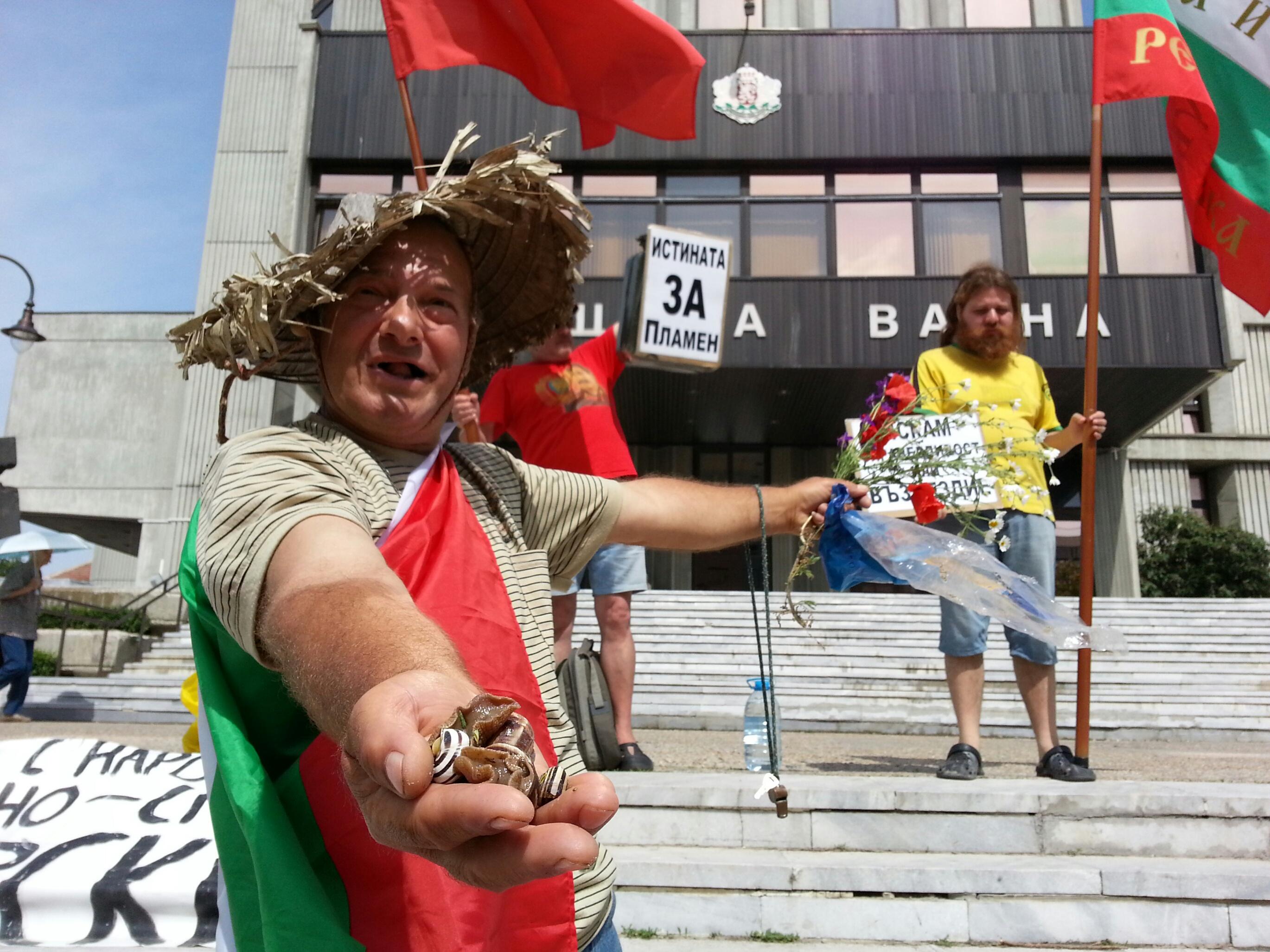 Самотни протестиращи искат истината за Пламен Горанов