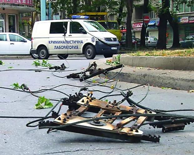 Повдигнаха обвинение за прерязана от тролейни жици жена