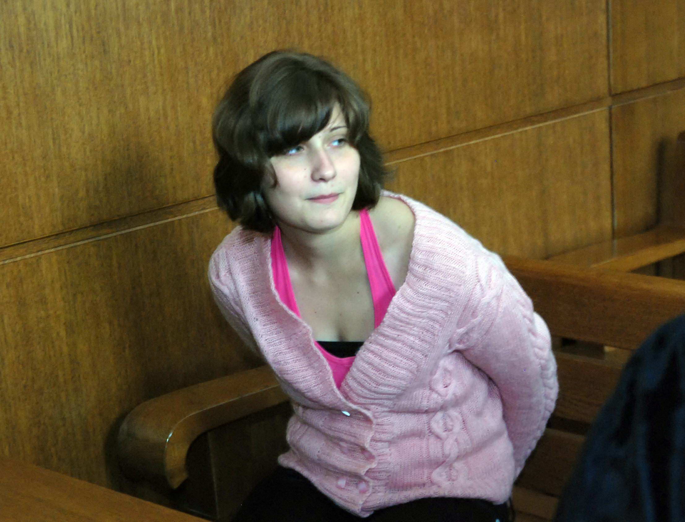 Майката на зверски ръганата 44 пъти с нож ученичка: Убийцата на дъщеря ми ме заплашва, че ще ми се случи страшна случка! 
