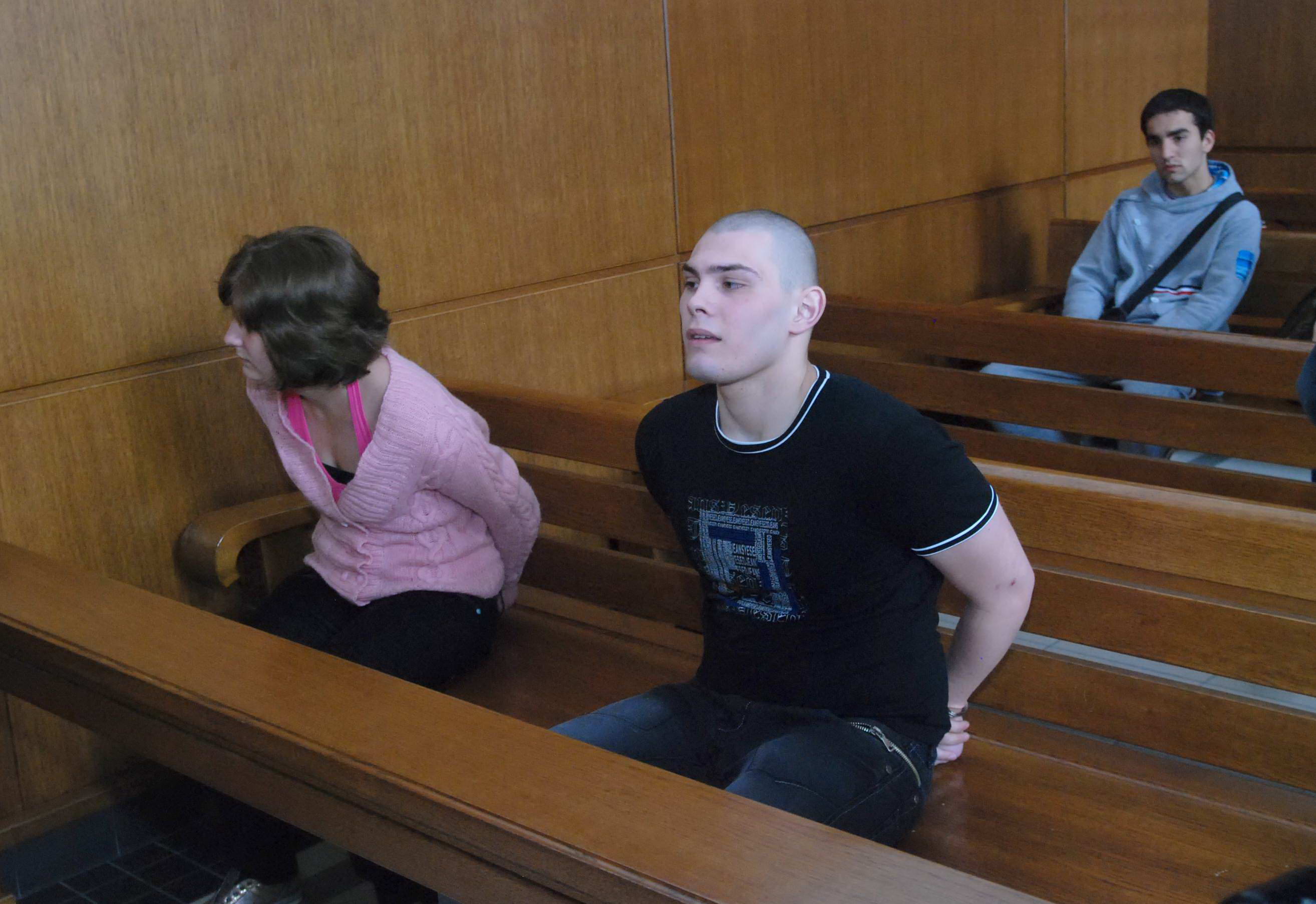 Майката на зверски ръганата 44 пъти с нож ученичка: Убийцата на дъщеря ми ме заплашва, че ще ми се случи страшна случка! 