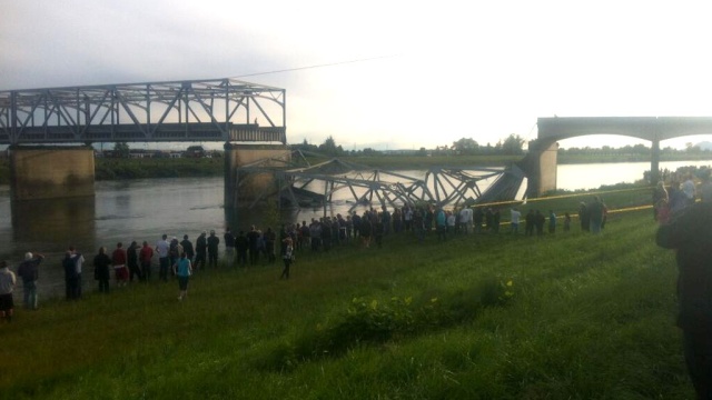 Ужас! Мост рухна, дъжд от автомобили се изсипа във водата (СНИМКИ/ВИДЕО)