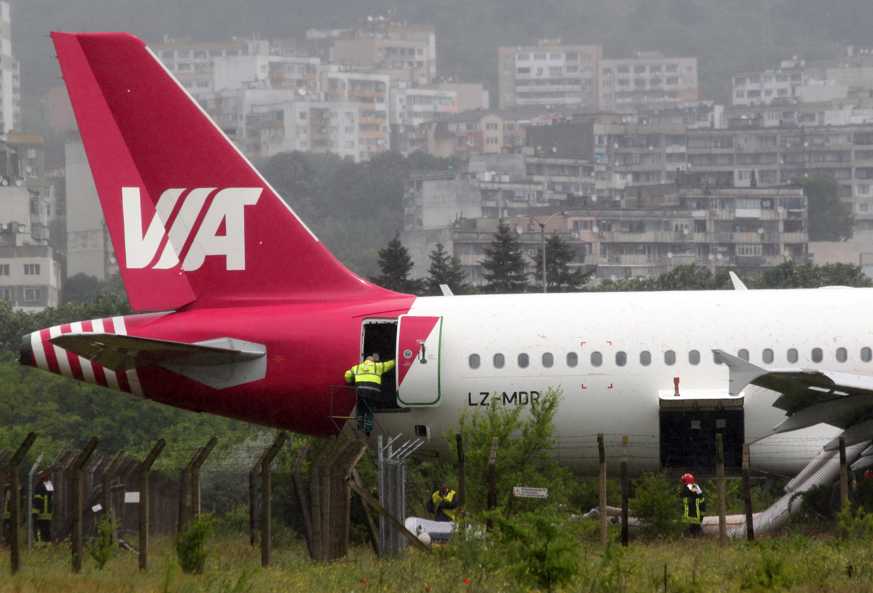 Самолетът, който заора в нивата - чартър на компания Air Via