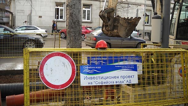 Ремонт на водопровод затруднява движението по бул. Христо Смирненски
