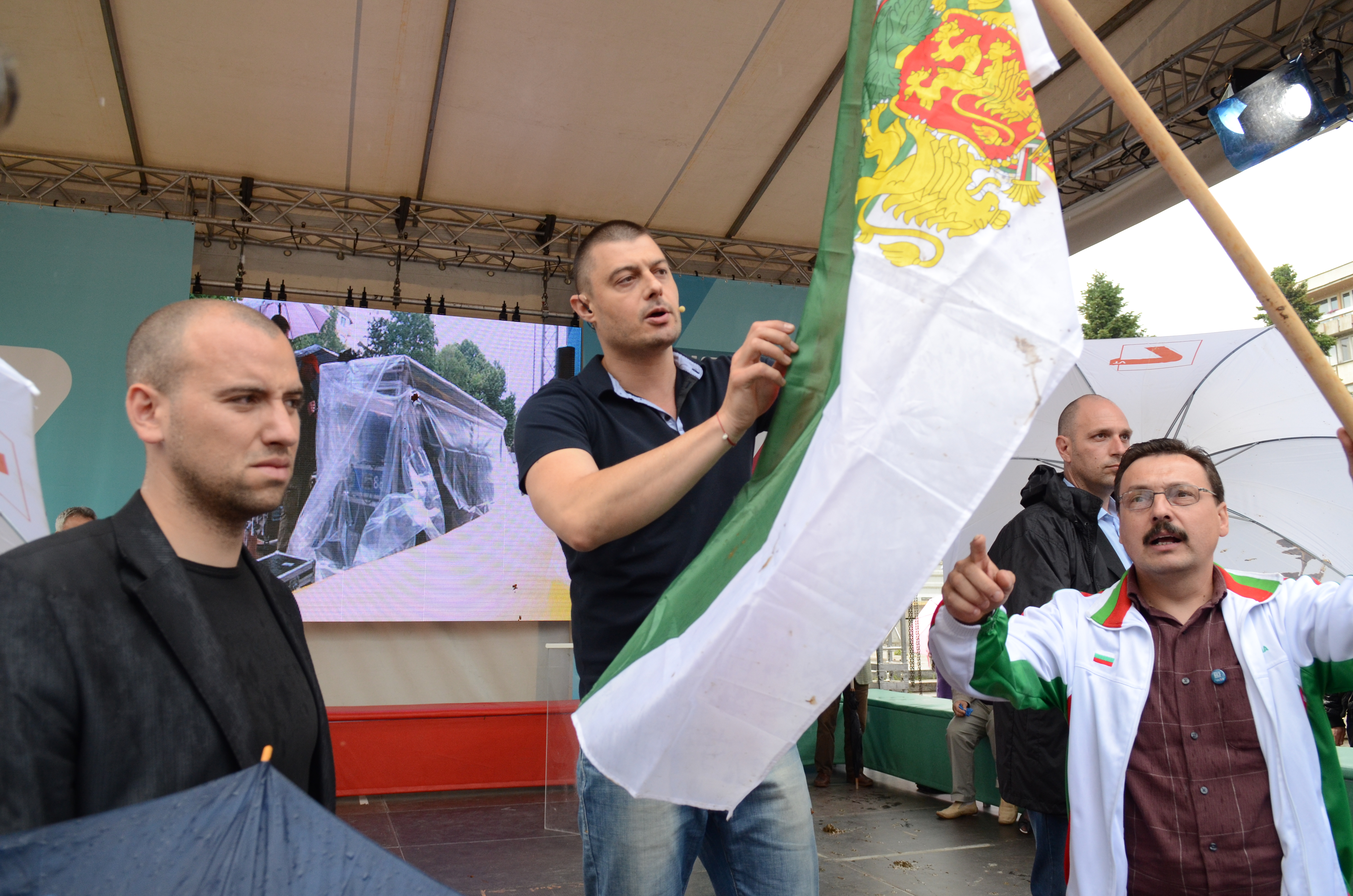 Бареков: Фидосова плати да ме залеят с лайна (СНИМКИ)