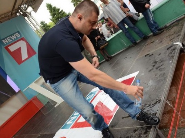 Заловените нападатели на Бареков били целите омацани в лайна