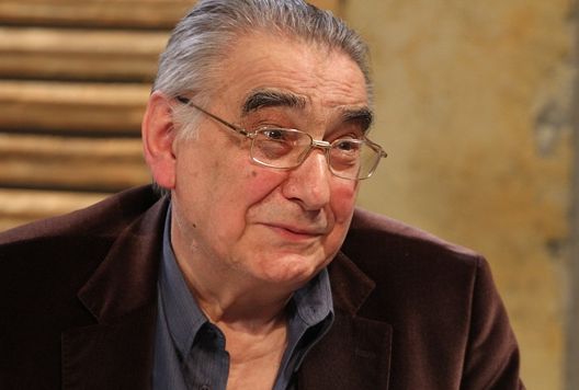 Светлин Русев излага картини пред Народния театър