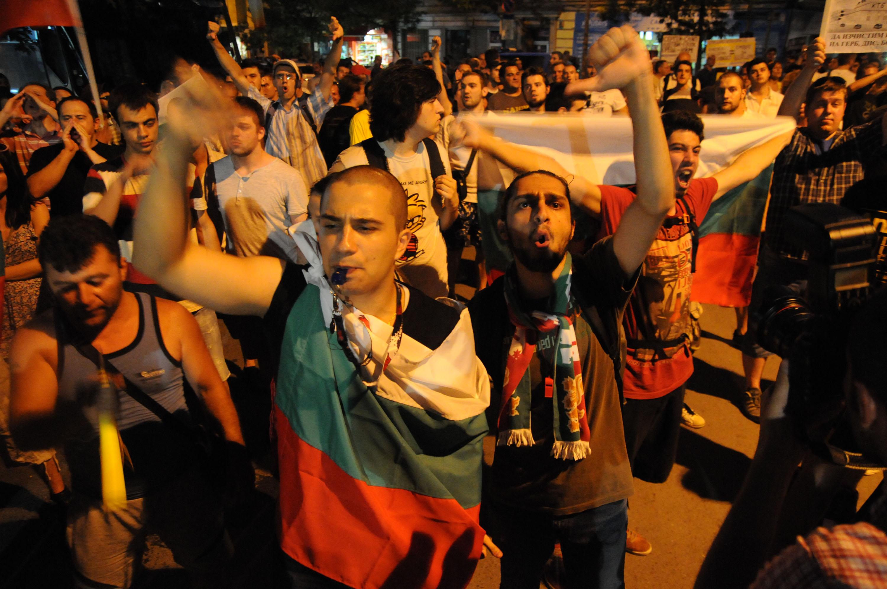 Полицаи спасяват Кадиев от протестиращи пред централата на БСП 