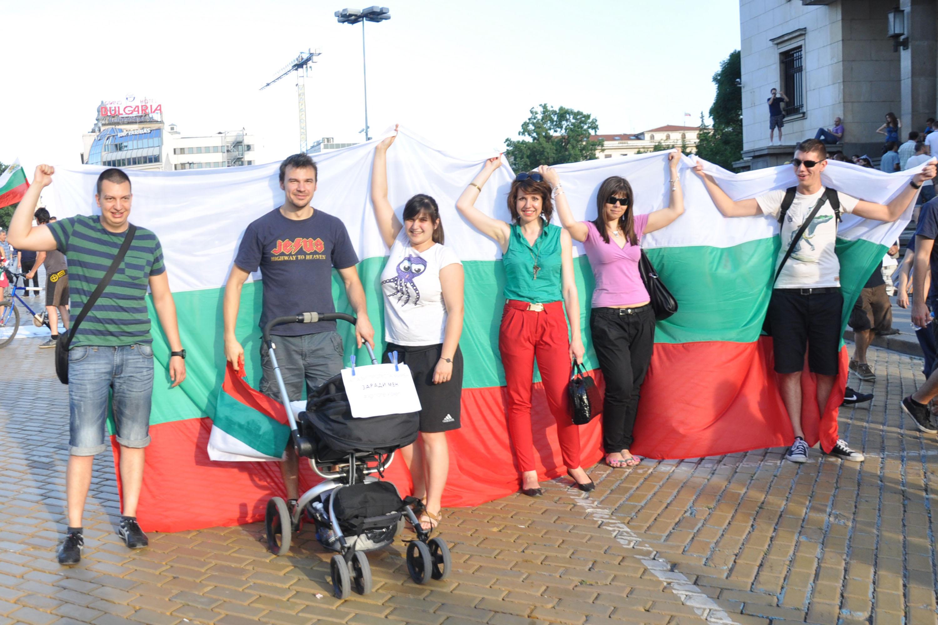Ден шести: Хиляди протестиращи изпълниха централните столични булеварди 