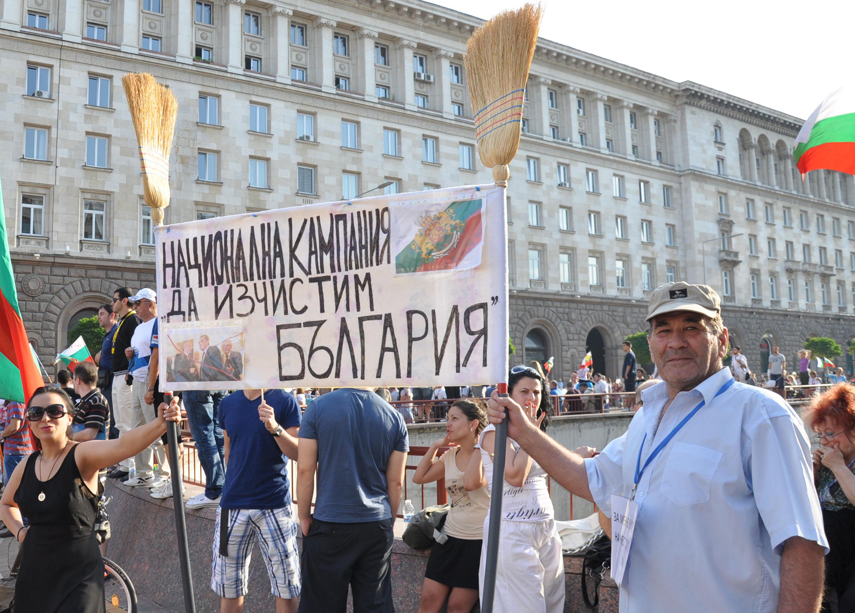 Ден шести: Хиляди протестиращи изпълниха централните столични булеварди 