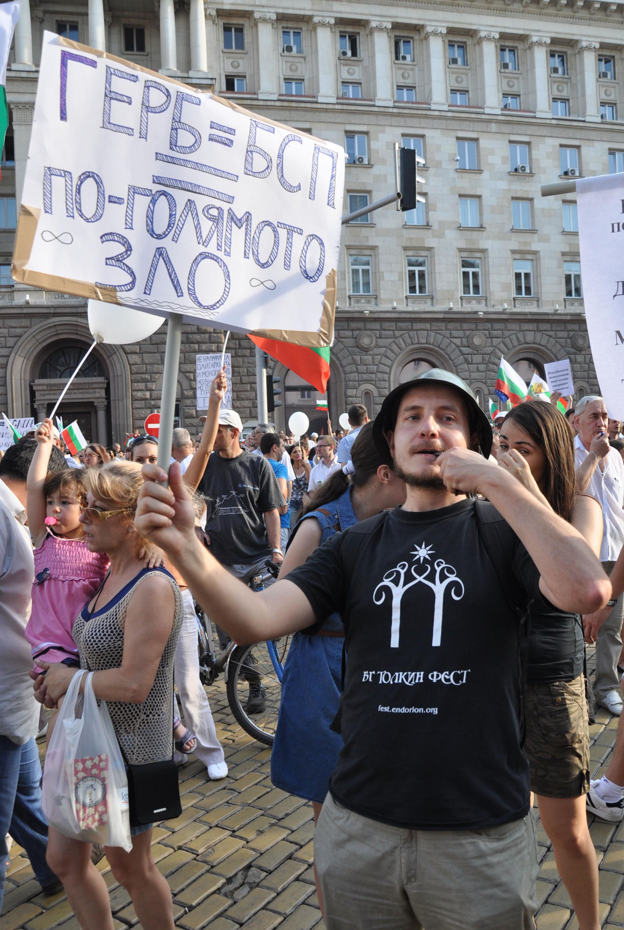 Ден шести: Хиляди протестиращи изпълниха централните столични булеварди 