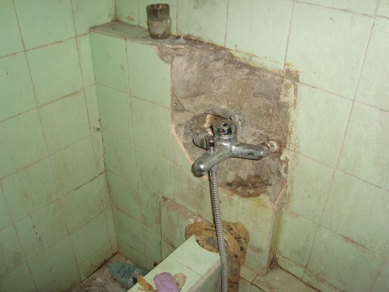 Гонят семейство с 5 деца от жилище без ток и вода (СНИМКИ)