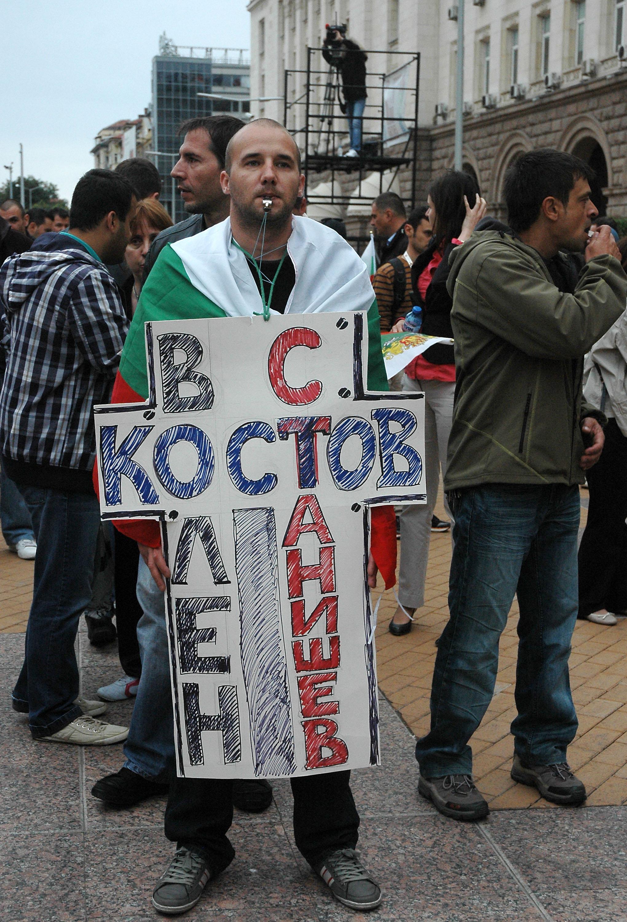 Ден 13-и от протеста: Страстите утихнаха вечерта (СНИМКИ)

