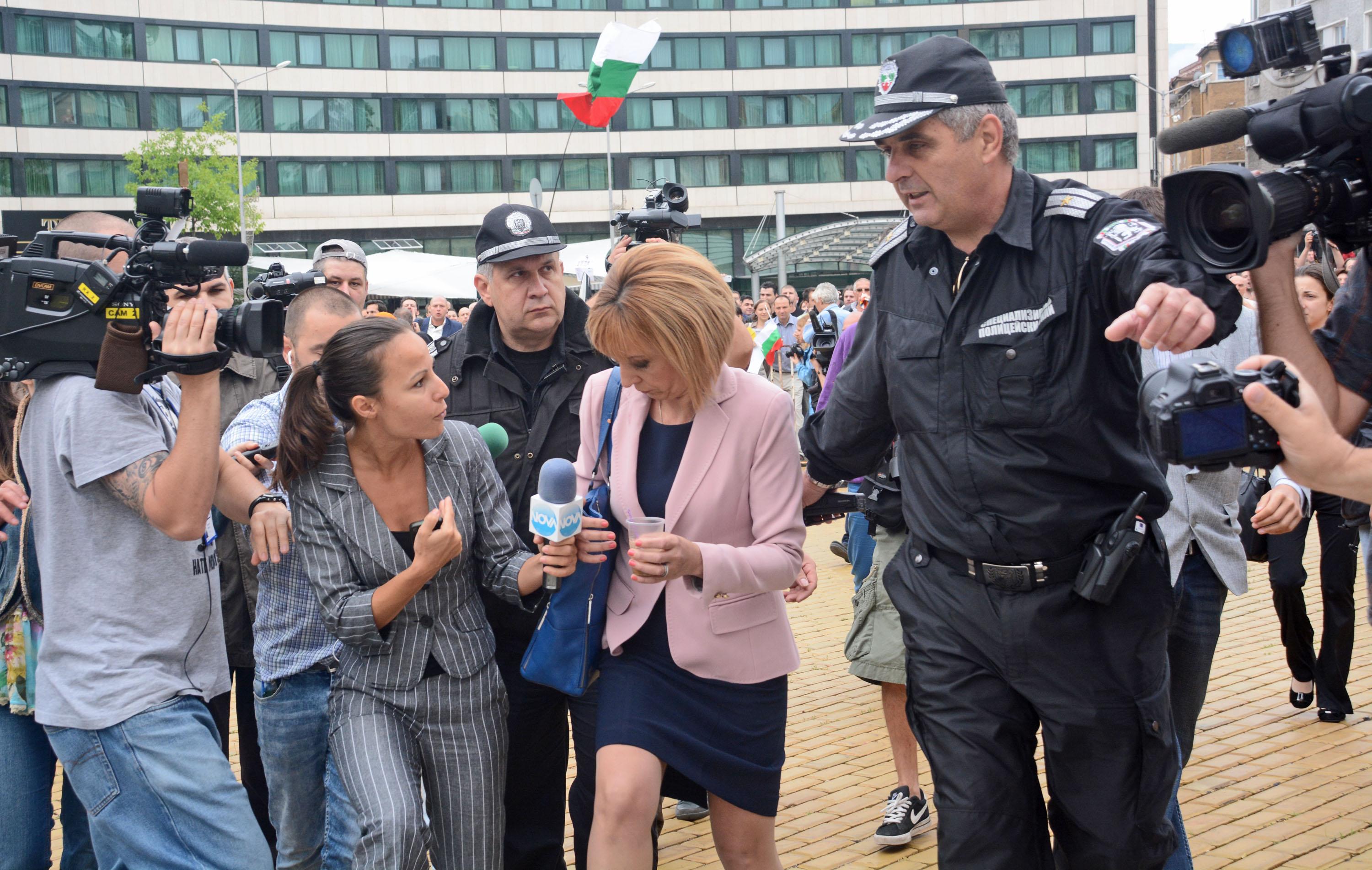 Мая Манолова вкара граждани в парламента