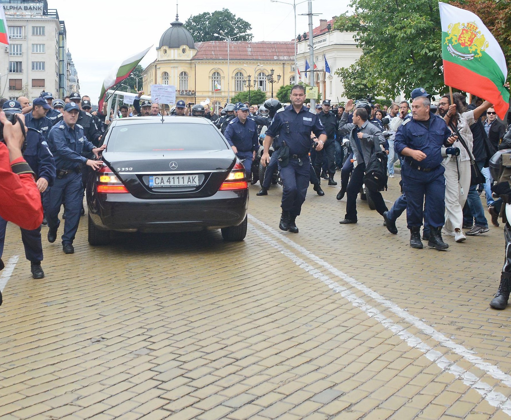 Пенсионерка се сби с протестиращи!