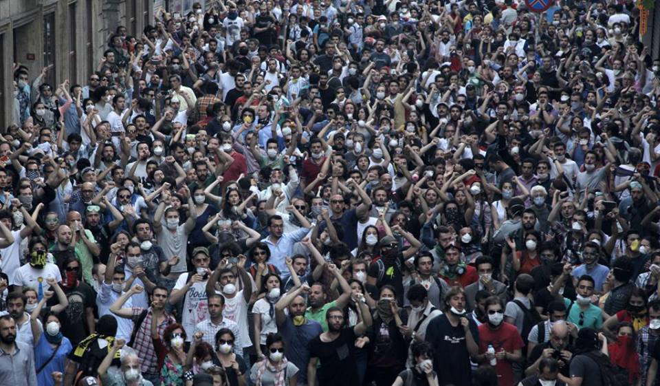 Задържаха 16 души на протестите в Турция