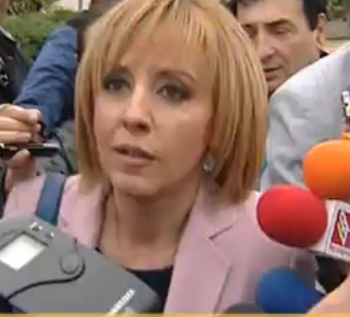 Уцелиха с яйце Мая Манолова пред парламента