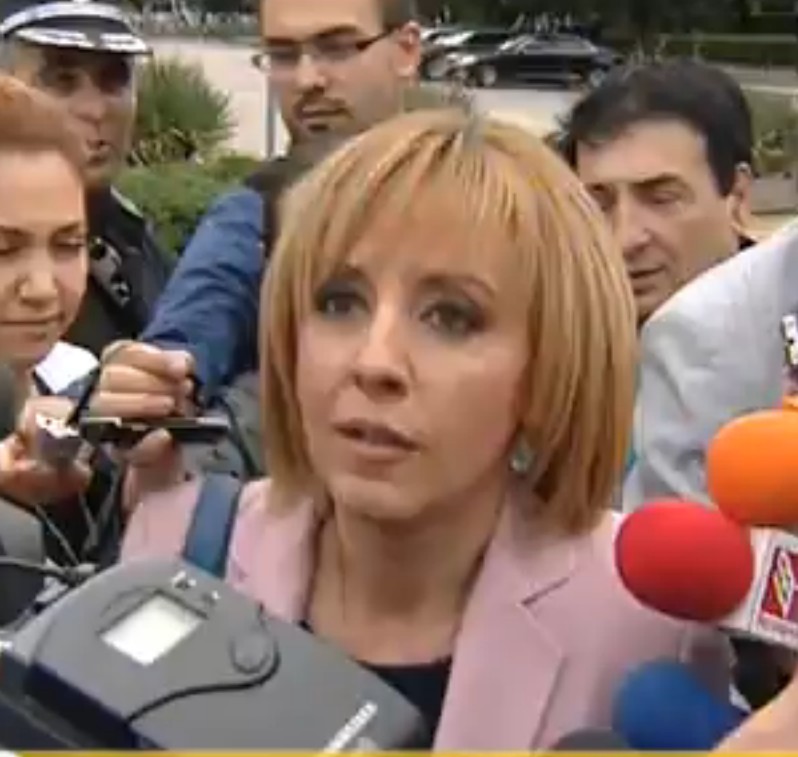 Уцелиха с яйце Мая Манолова пред парламента