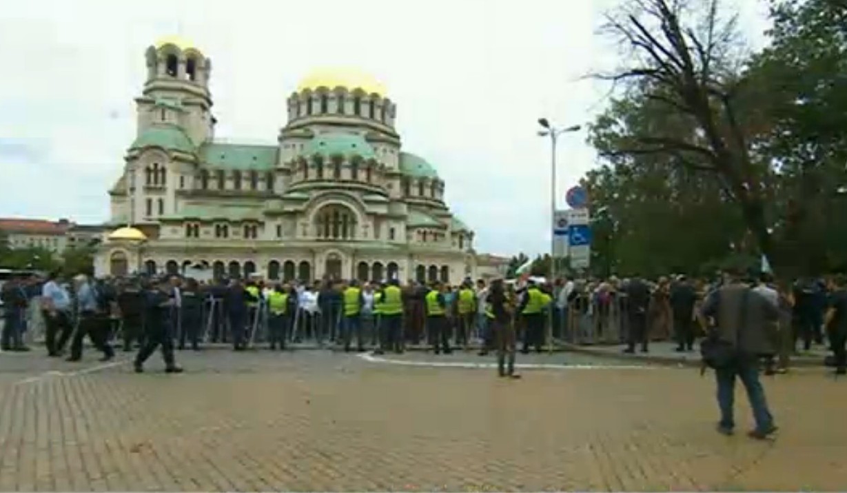 Полицията вече раздели с ограда протестиращите от парламента 