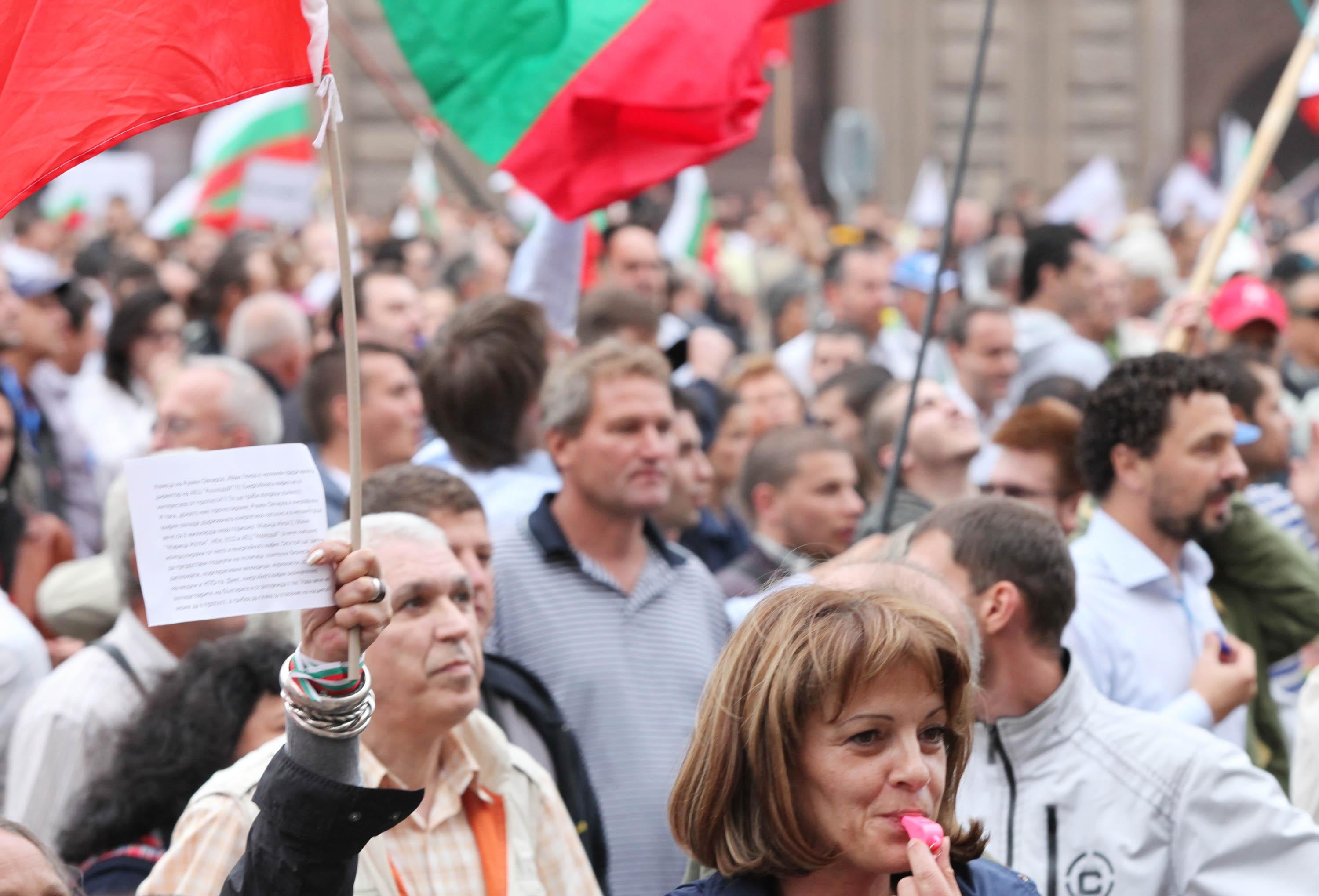 Ден 13-и от протеста: Страстите утихнаха вечерта (СНИМКИ)
