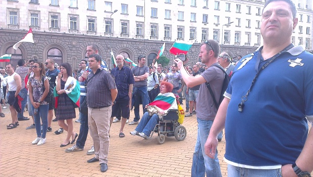 Около 2000 протестиращи тръгнаха на обичайния тур