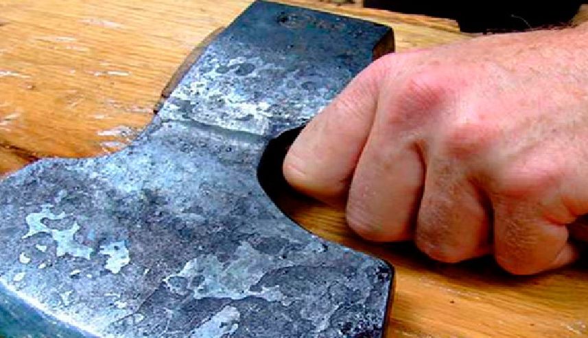 Бивше ченге погна племенницата си със секира: Ще ти отрежа главата!