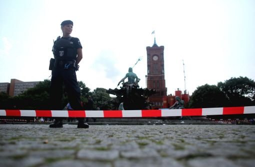 Застреляха гол мъж с нож в Берлин