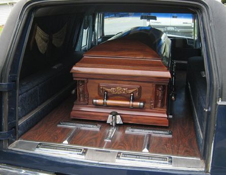 Зловещо! Пияни крадат посред нощ кола за мъртъвци 