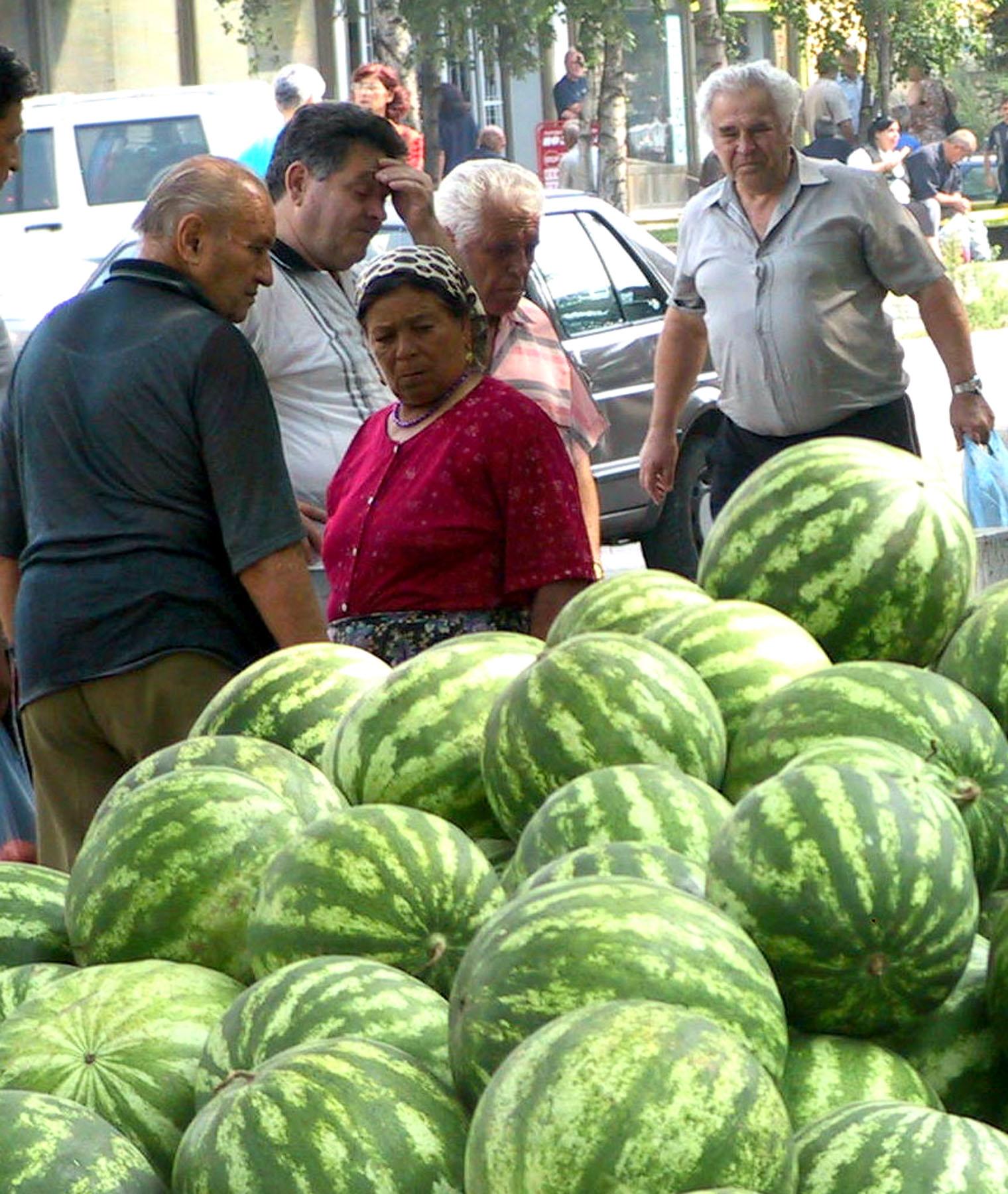 Подаряват ни дини от Македония, ние ги продаваме 