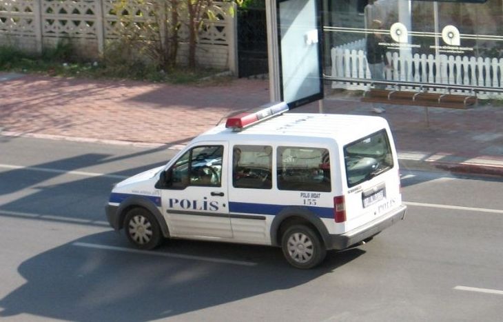 Шведски тийнейджър загина, 27 са ранени при преобръщане на автобус в Анталия