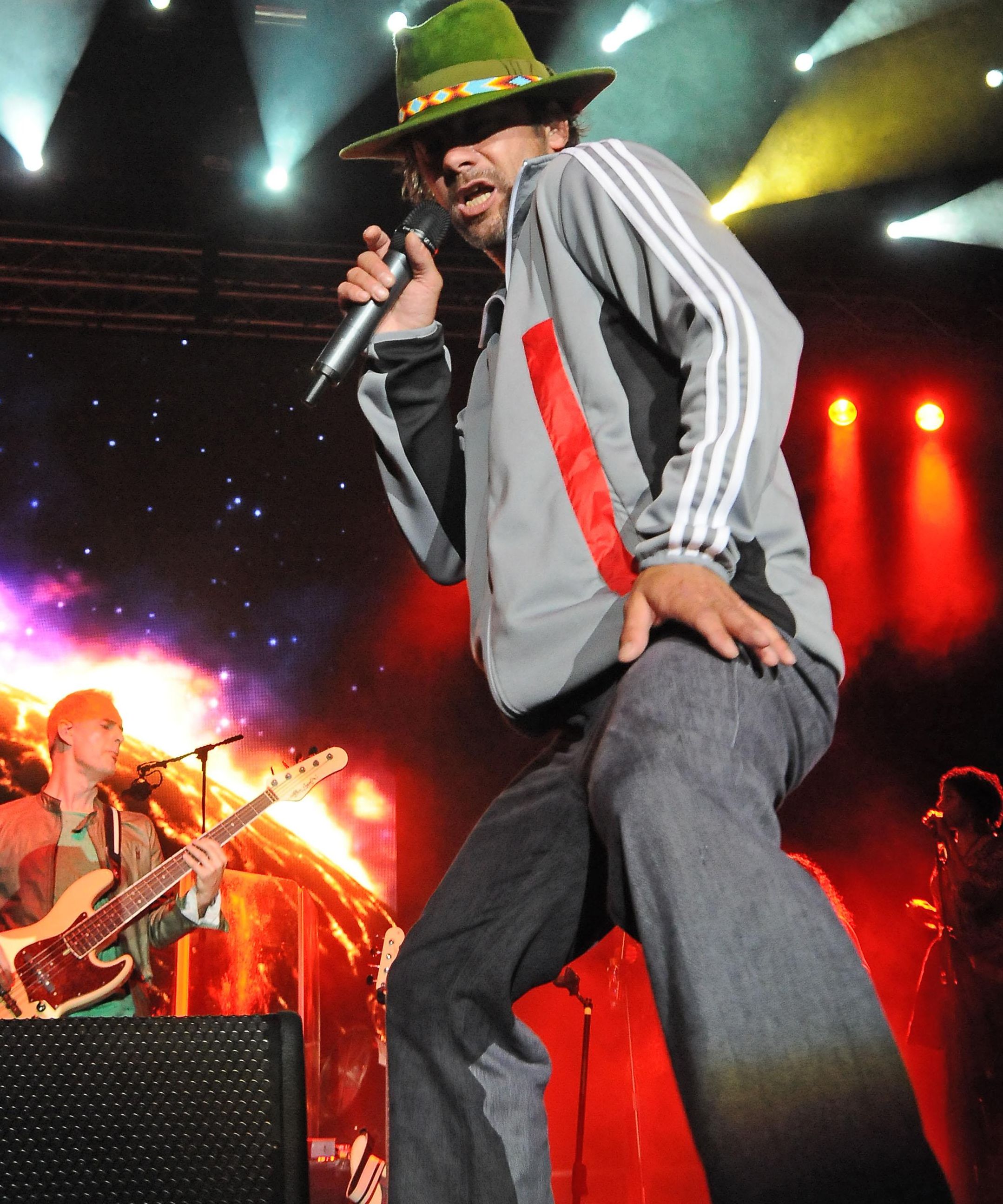 Jamiroquai даде рамо на родните протести от сцената (СНИМКИ)