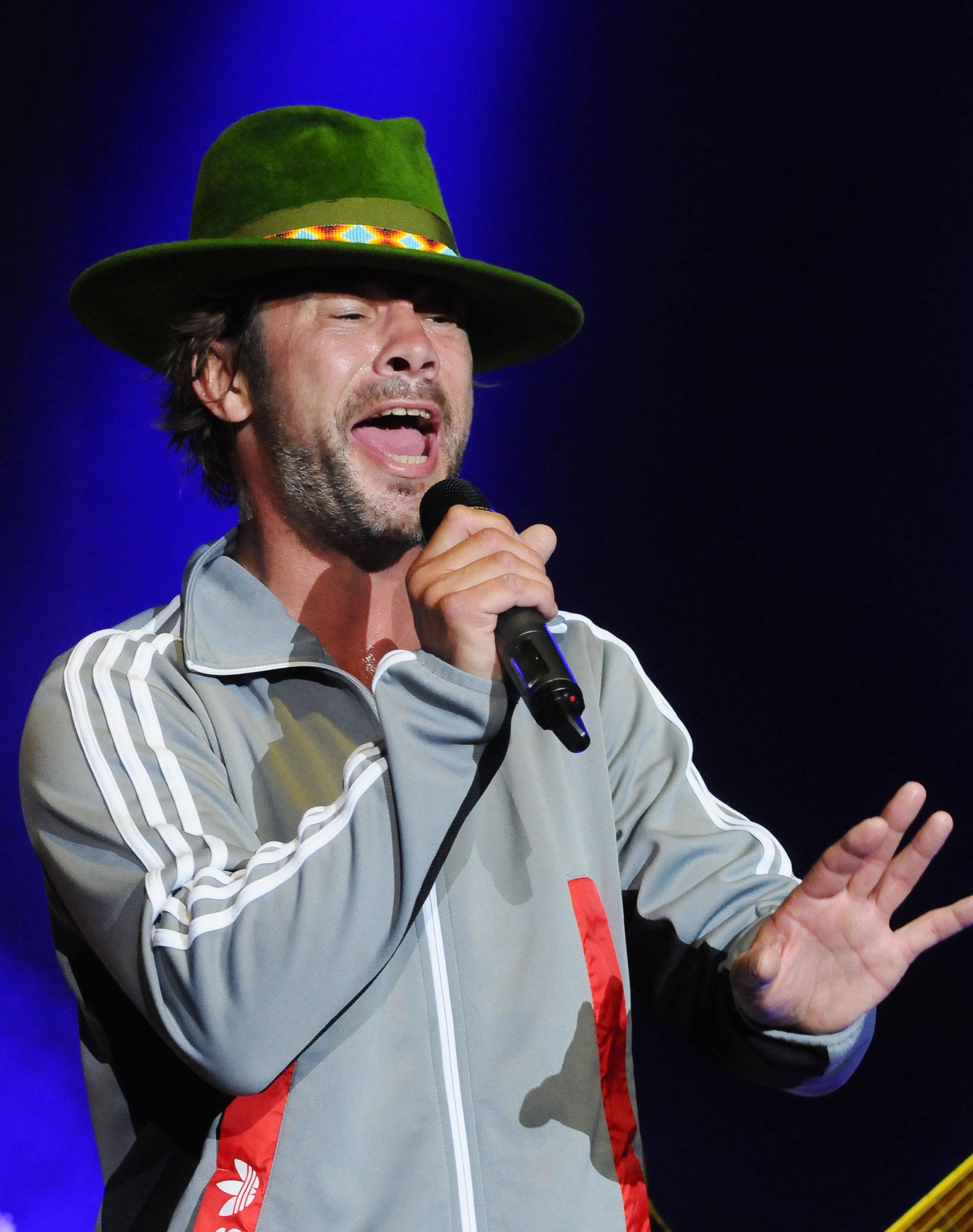 Jamiroquai даде рамо на родните протести от сцената (СНИМКИ)