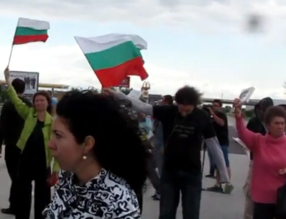 БЛИЦ TV: Стотина човека блокираха магистрала "Тракия", половината са от "Локомотив" (Пд)