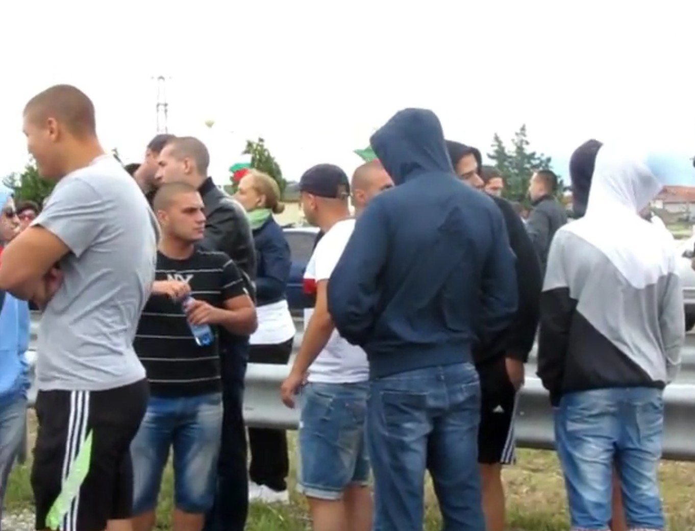 БЛИЦ TV: Стотина човека блокираха магистрала "Тракия", половината са от "Локомотив" (Пд)