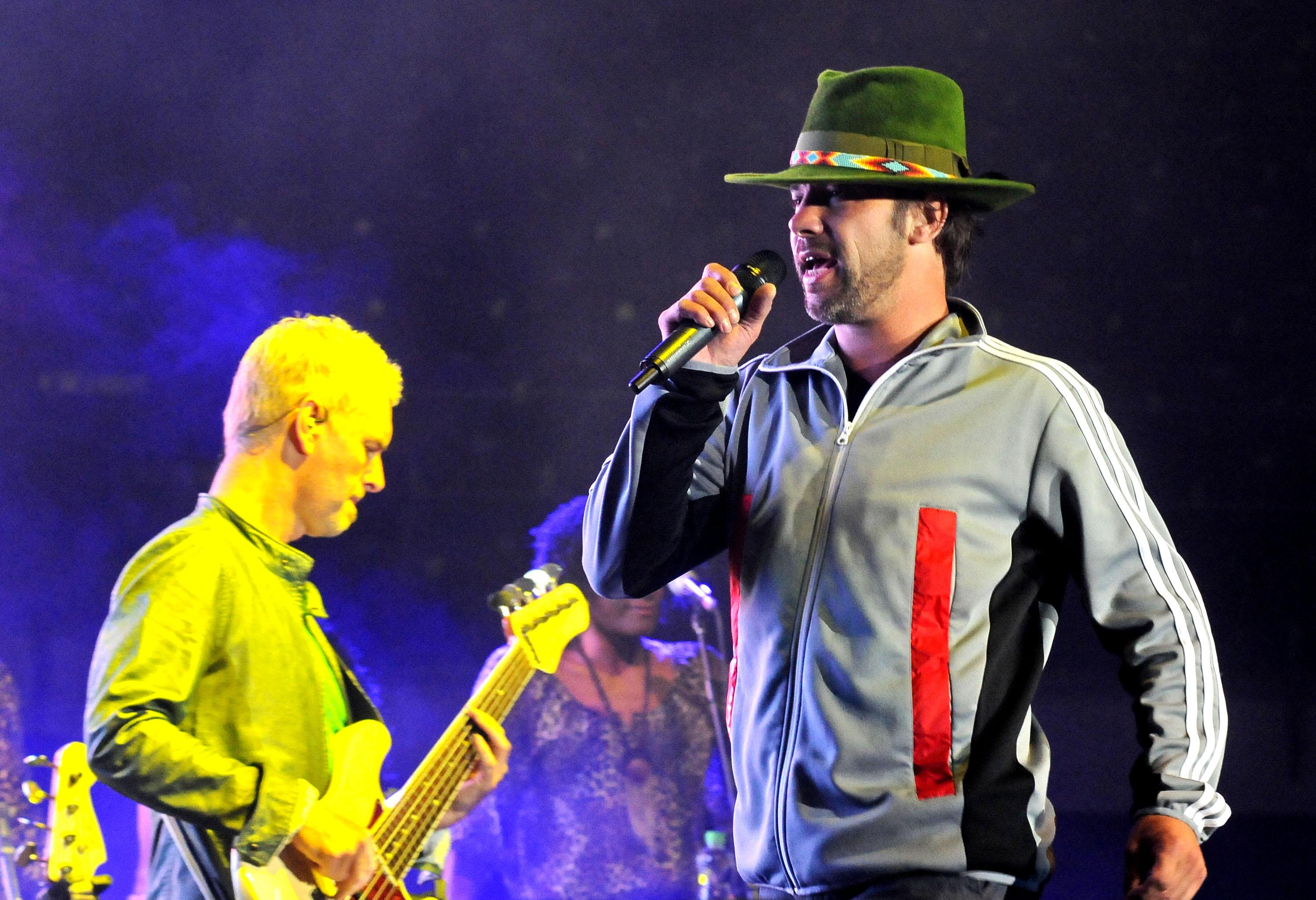 Jamiroquai даде рамо на родните протести от сцената (СНИМКИ)