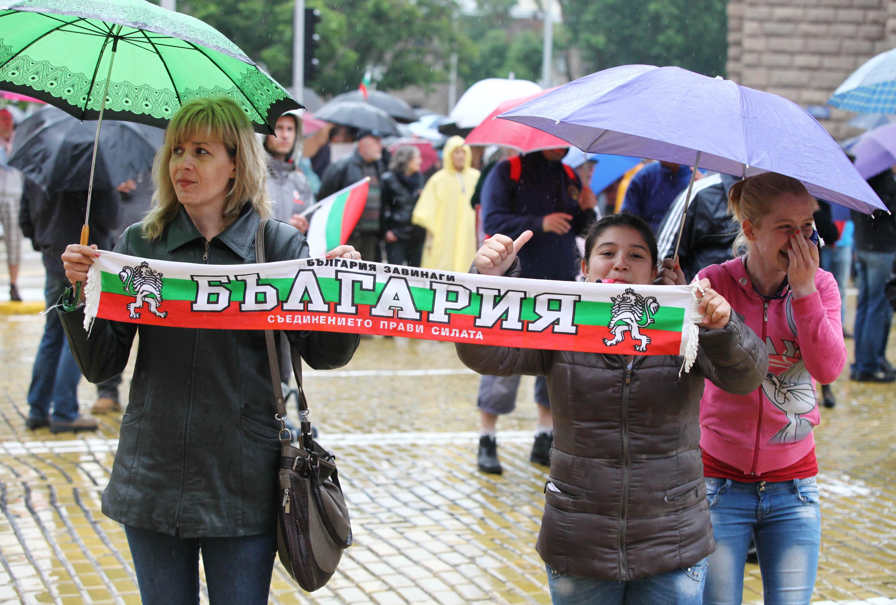 Протестиращите в столицата тръгнаха към парламента 