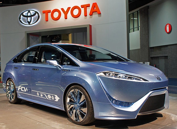 В Toyota спретнаха водороден седан