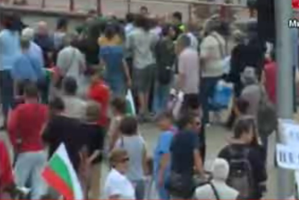 Кола блъсна протестиращ, хората налитат на бой 
