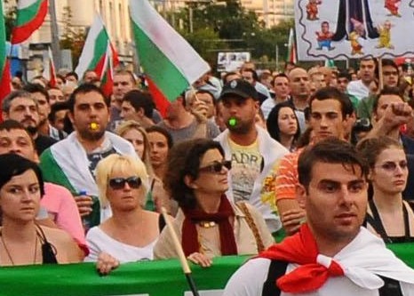 Протестиращите поеха към Народното събрание и Орлов мост 