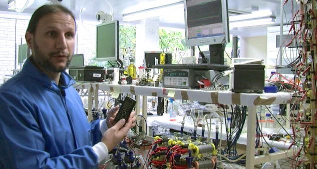 Учени показаха на света първия мобилен телефон, зареждан с урина