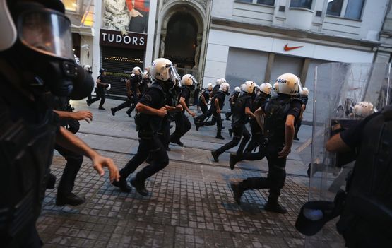 Антитерористи срещу протестиращи в Гези